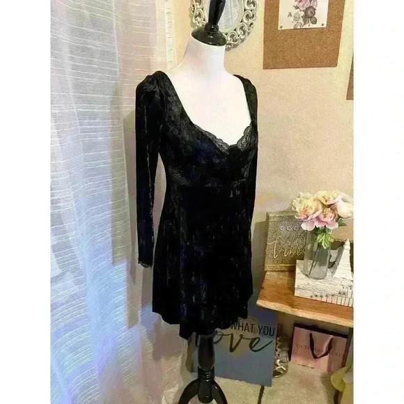 Kat Long Sleeve Faux Wrap Velvet Minidress - Picture 5 of 7